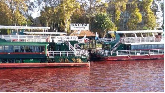 River turns mysteriously blood red overnight in Tigre near Buenos Aires, Argentina River-turns-blood-red-tigre-buenos-aires-argentina-3