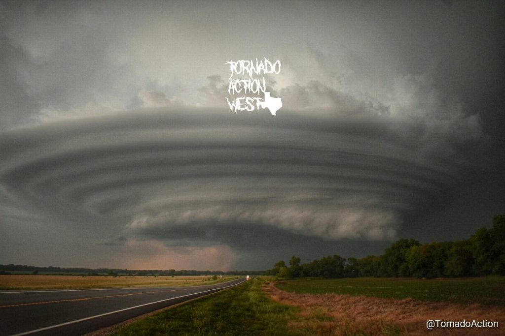 Insane structure on Mothership Supercell over Douglass in Kansas – heavy rain, large hail, destructive tornado Mothership-Supercell-kansas-1024x683