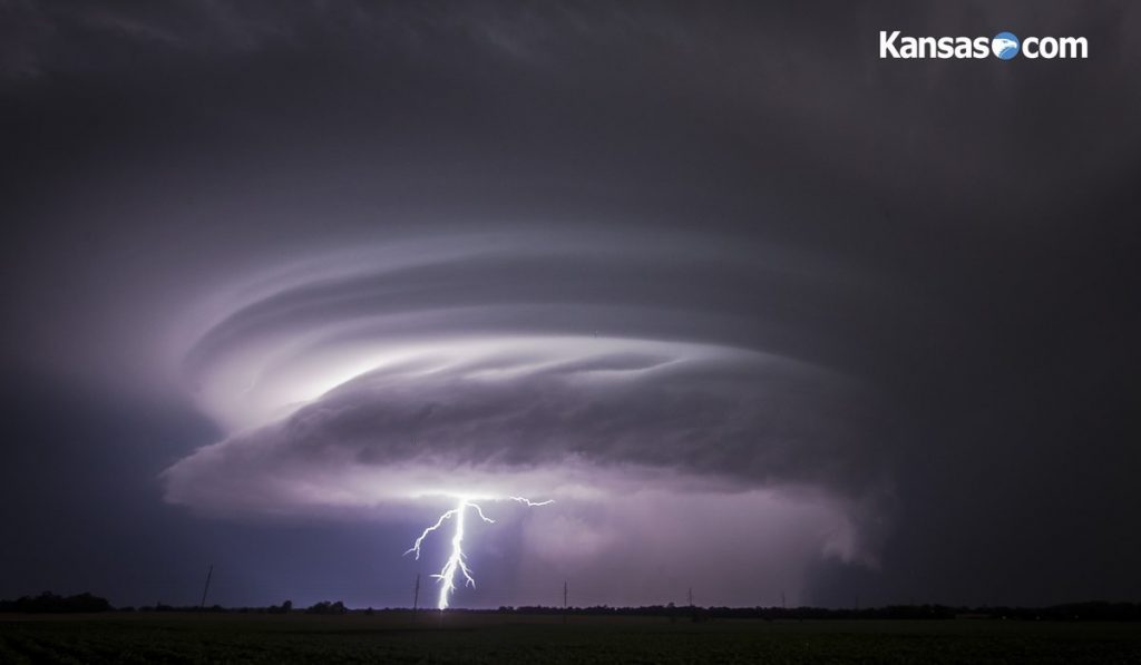 Insane structure on Mothership Supercell over Douglass in Kansas – heavy rain, large hail, destructive tornado Mothership-Supercell-kansas-3-1024x597