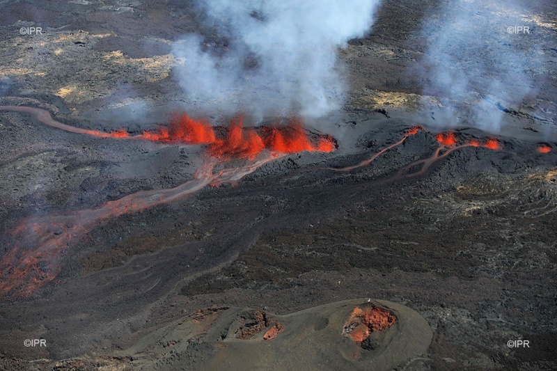 Volcanic eruptions worldwide Piton-de-la-fournaise-eruption-september-2018-1