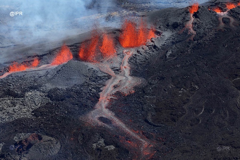 Volcanic eruptions worldwide Piton-de-la-fournaise-eruption-september-2018