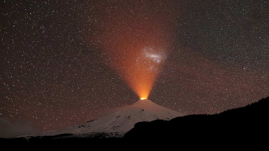 This amazing picture shows the Villarrica volcano in Chile lighting up a snowy sky Villarica-volcano-chile-september-2018-eruption-glow