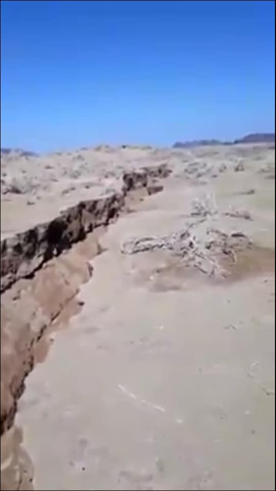 Gigantic cracks are fissuring the Arabian desert Giant-cracks-arabian-desert-middle-east-1