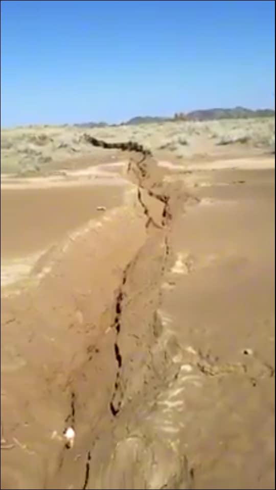 Gigantic cracks are fissuring the Arabian desert Giant-cracks-arabian-desert-middle-east-2