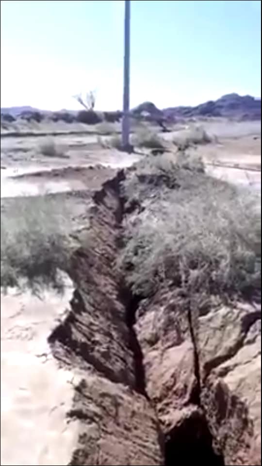 Gigantic cracks are fissuring the Arabian desert Giant-cracks-arabian-desert-middle-east