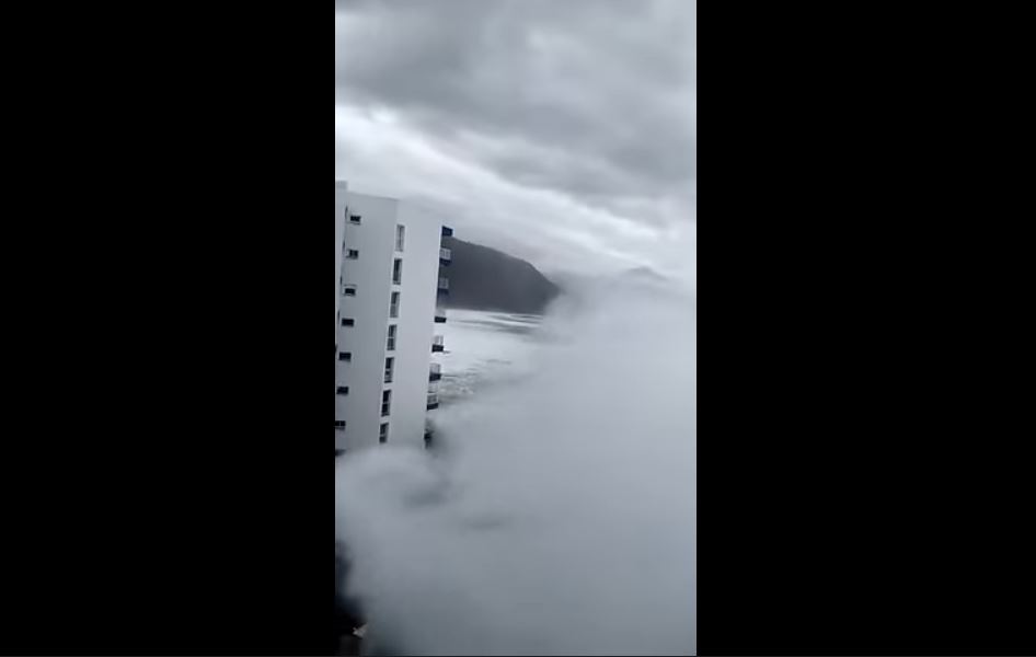 Gigantic waves engulfing buildings and streets in Tenerife Giant-waves-tenerife-video