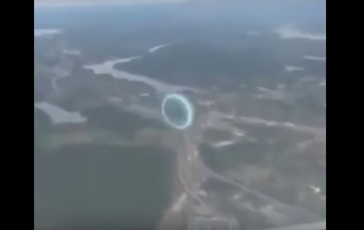 A portal has just opened up beside this plane… this strange sky phenomenon is just baffling! Mysterious-ring-sky-usa-plane-1