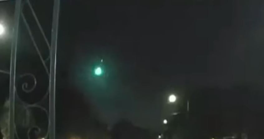 Bright green METEOR FIREBALL disintegrates in LOUD RUMBLE over Florida night sky Florida-meteor-fireball