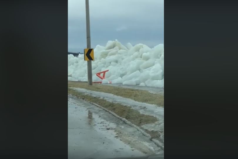 Ice Tsunamis - Never seen ANYTHING like it! Ice-tsunami-niagara-parks-police