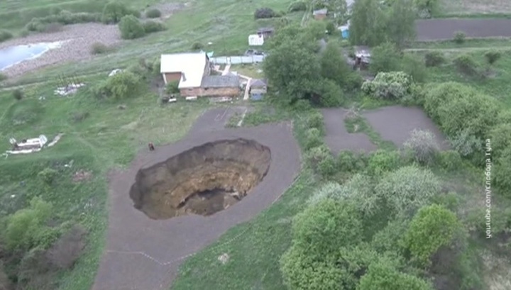 Five-storey deep sinkhole opens up near Tula, Russia frightening residents  Giant-sinkhole-russia