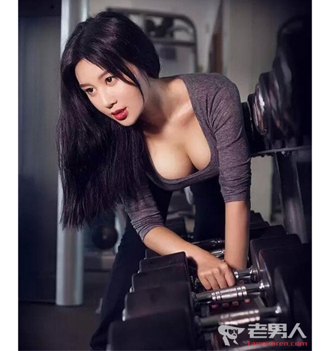 2 cô gái Trung Quốc bỗng nổi tiếng nhờ khuôn ngực 1 mét, kẹp được Ipad Ph--n-linh2-1539504111-width650height687