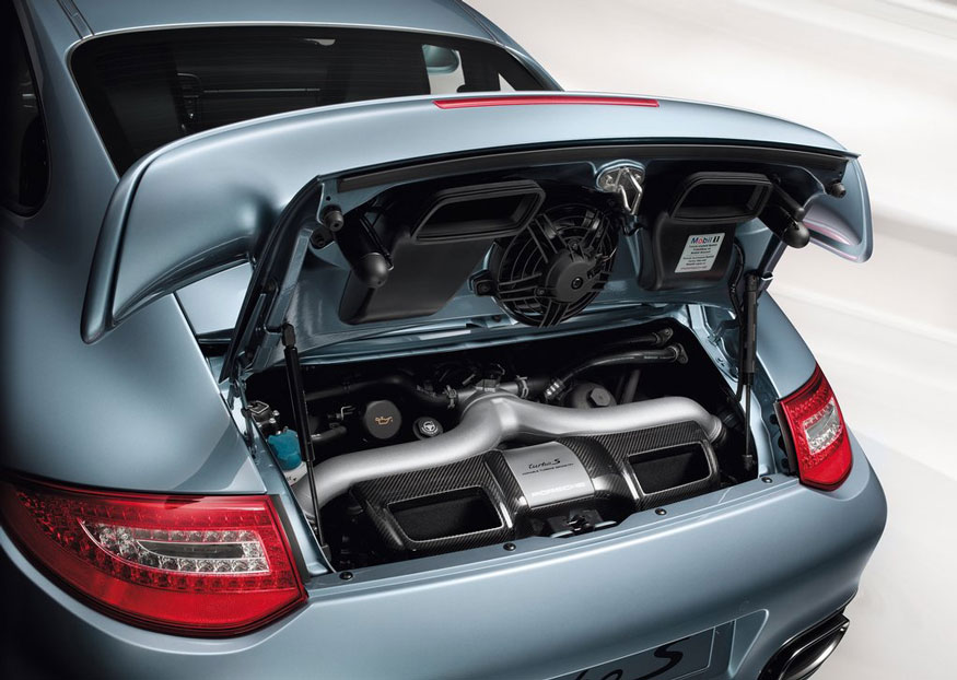 لماذا بعض السيارات محركاتها وسطية أو خلفية؟ Porsche-911-Turbo-S-Rear-Engine-View