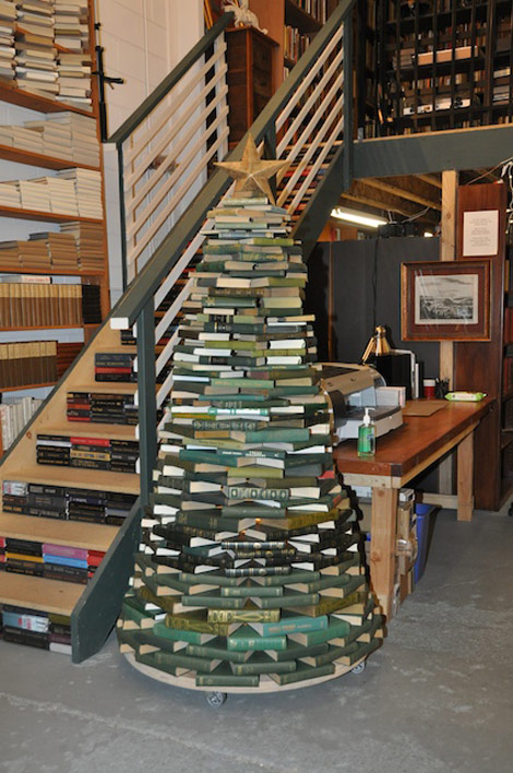 livres - Livres qui sentent Noël - Page 3 Christmas-tree-made-of-books