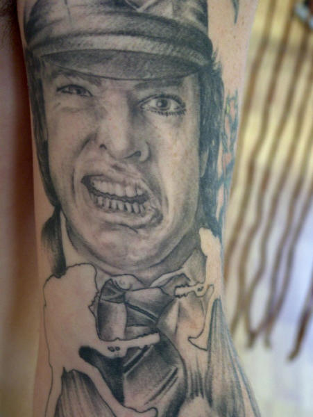 Métal et Tatouage... - Page 6 Angus-young-tattoo-2