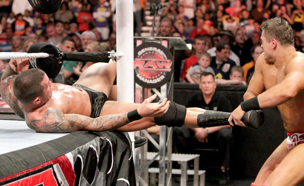 Randy Orton se encuentra Lesionado desde RAW de este Lunes The-miz-castigando-la-rodilla-de-randy-orton-contra-el-poste
