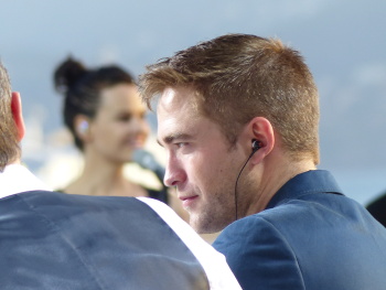 26 Mayo - NUEVAS Fotos De Rob & Guy en Le Grand Journal en Cannes!!! 1T387wpB