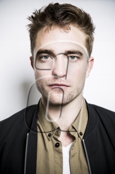 20 Junio - Nuevos Portraits de Robert Pattinson en la Conferencia de Prensa de The Rover en LA!!! 2yFQRoVN