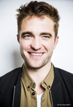 20 Junio - Nuevos Portraits de Robert Pattinson en la Conferencia de Prensa de The Rover en LA!!! QPNQR8VO