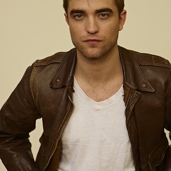 Nouveaux outtakes du shooting de Robert Pattinson pour Carter SMITH - Page 12 AaaLNGP2