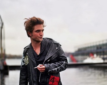 7 Enero-Recordando a Rob para la revista "Dossier" AabsxQ2J