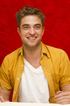 2 Enero- Nuevas/Antiguas Portraits de Robert Pattinson en la Conferencia de prensa de Eclipse en LA (2010)  Aac1tWRB