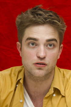 2 Enero- Nuevas/Antiguas Portraits de Robert Pattinson en la Conferencia de prensa de Eclipse en LA (2010)  AacmnGBC