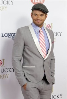 Kellan Lutz - Imagenes/Videos de Paparazzi / Estudio/ Eventos etc. - Página 22 AacugVSR