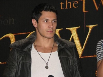 Nuevas/Viejas fotos de Alex Meraz en The New Moon Mall Tour- 2009 Aadl81mU