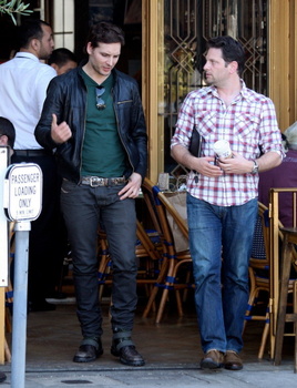 Peter Facinelli desayunando ayer con un amigo en “The Little Door” AaeEmapo