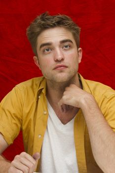 2 Enero- Nuevas/Antiguas Portraits de Robert Pattinson en la Conferencia de prensa de Eclipse en LA (2010)  AaeNeATc