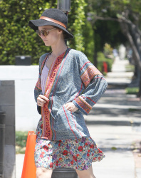 Vanessa Paradis fait les magasins à Los Angeles AafbNExo