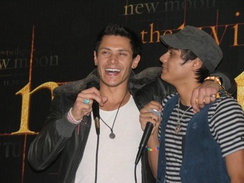 Nuevas/Viejas fotos de Alex Meraz en The New Moon Mall Tour- 2009 Aafu8UBX