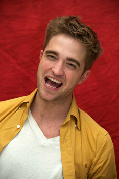 2 Enero- Nuevas/Antiguas Portraits de Robert Pattinson en la Conferencia de prensa de Eclipse en LA (2010)  Aag5bILu