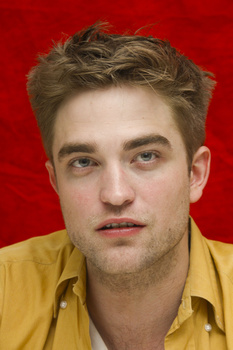 2 Enero- Nuevas/Antiguas Portraits de Robert Pattinson en la Conferencia de prensa de Eclipse en LA (2010)  Aah8wAIr