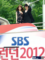  [CAPS] Sooyoung en la conferencia de prensa de SBS Night of TV Entertainment AahE0DTz