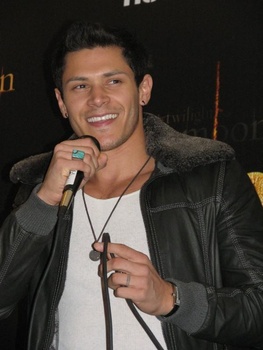 Nuevas/Viejas fotos de Alex Meraz en The New Moon Mall Tour- 2009 AaiZgCfX