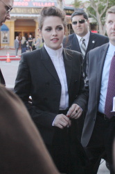 Kristen Stewart - Imagenes/Videos de Paparazzi / Estudio/ Eventos etc. - Página 24 Aaian65R