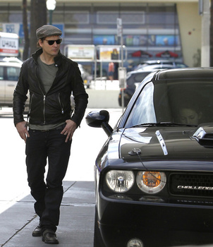 Nuevas fotos de Peter Facinelli en una estacion de gasolina en Studio City- 10 Marzo AaizJ5iJ