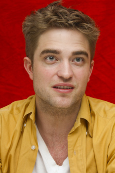 2 Enero- Nuevas/Antiguas Portraits de Robert Pattinson en la Conferencia de prensa de Eclipse en LA (2010)  Aaj4xxI9