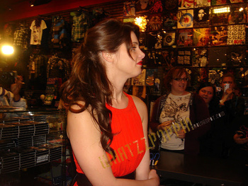 Nuevas/Viejas fotos de Ashley Greene en fiesta de Hot Topic en promo de Twilight – 2009 AajE3JeC