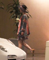 Vanessa Paradis fait les magasins à Los Angeles Aajrf08J