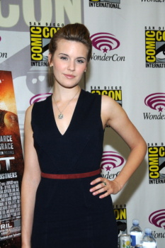 Fotos oficiales de Maggie Grace en el WonderCon 2012 Aak2V9ma