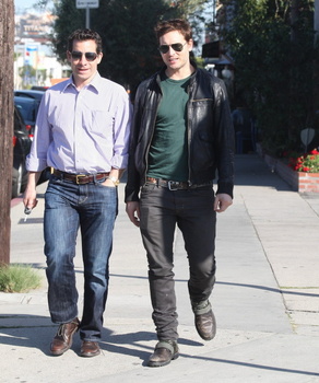 Peter Facinelli desayunando ayer con un amigo en “The Little Door” AakwoxXy