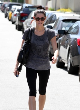 Ashley Greene - Imagenes/Videos de Paparazzi / Estudio/ Eventos etc. - Página 22 AakxwWo9