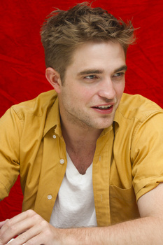 2 Enero- Nuevas/Antiguas Portraits de Robert Pattinson en la Conferencia de prensa de Eclipse en LA (2010)  AalTLbLV