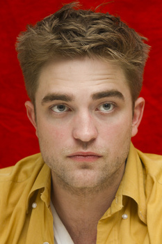 2 Enero- Nuevas/Antiguas Portraits de Robert Pattinson en la Conferencia de prensa de Eclipse en LA (2010)  Aalqwrqn