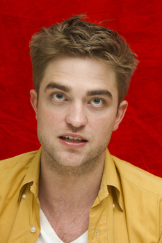 2 Enero- Nuevas/Antiguas Portraits de Robert Pattinson en la Conferencia de prensa de Eclipse en LA (2010)  AamQjbOR