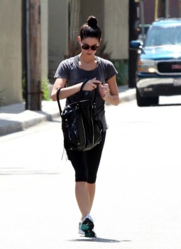 Ashley Greene - Imagenes/Videos de Paparazzi / Estudio/ Eventos etc. - Página 22 AamZjksc