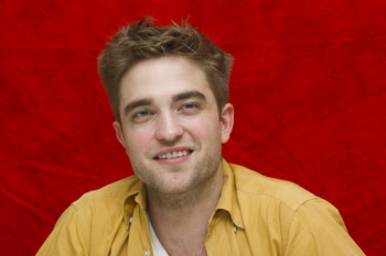 2 Enero- Nuevas/Antiguas Portraits de Robert Pattinson en la Conferencia de prensa de Eclipse en LA (2010)  AamoA7yE