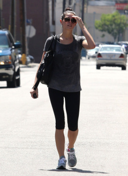 Ashley Greene - Imagenes/Videos de Paparazzi / Estudio/ Eventos etc. - Página 22 Aan1d9n4